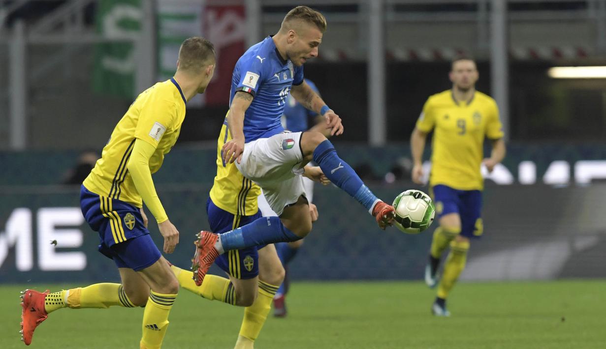 Striker Italia, Ciro Immobile, mengontrol bola saat pertandingan melawan Swedia pada laga leg kedua playoff Piala Dunia 2018, di Stadion Giuseppe Meazza, Senin (13/11/2017). Italy bermain imbang 0-0 dengan Swedia. (AFP/Miguel Medina)