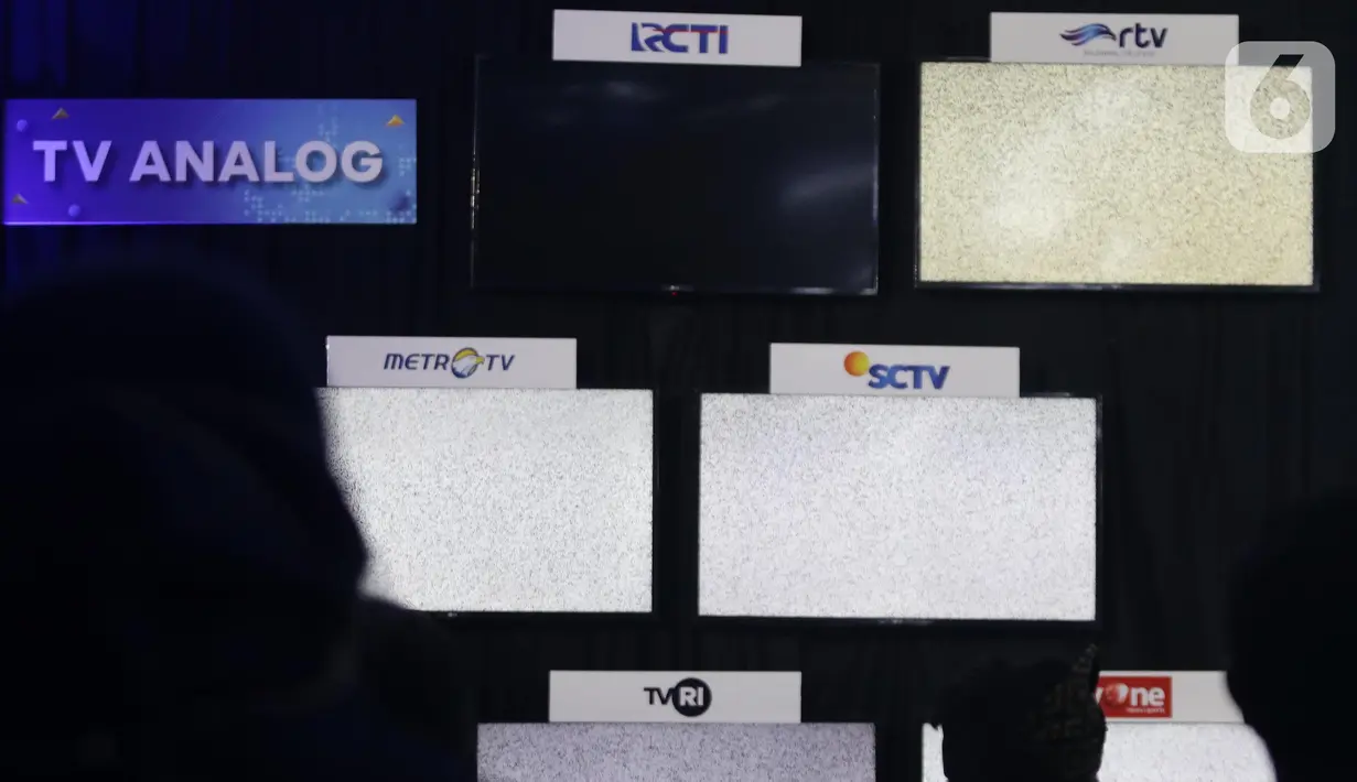 Tamu undangan menyaksikan penghentian siaran TV analog (Analog Switch Off/ASO) di halaman Kantor Kementerian Komunikasi dan Informatika (Kominfo), Jakarta, Kamis (3/11/2022) dini hari. Sebanyak 222 kabupaten/kota, termasuk kawasan Jakarta, Bogor, Depok, Tangerang, Bekasi (Jabodetabek), tak bisa lagi menikmati siaran televisi analog mulai Rabu (2/2) tengah malam. (Liputan6.com/Helmi Fithriansyah)
