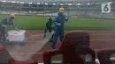 Petugas menyemprotkan cairan disinfektan ke bench pemain di Stadion Utama Gelora Bung Karno (SUGBK), Jakarta, Kamis (26/3/2020). Penyemprotan dilakukan guna mencegah penyebaran virus corona COVID-19 di seluruh venue kawasan SUGBK. (merdeka.com/Imam Buhori)