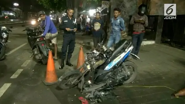 Sebuah truk menabrak motor hingga ringsek, di jalan KH Mas Mansyur, Tanah, Abang, Jakarta Pusat, Senin dini hari.