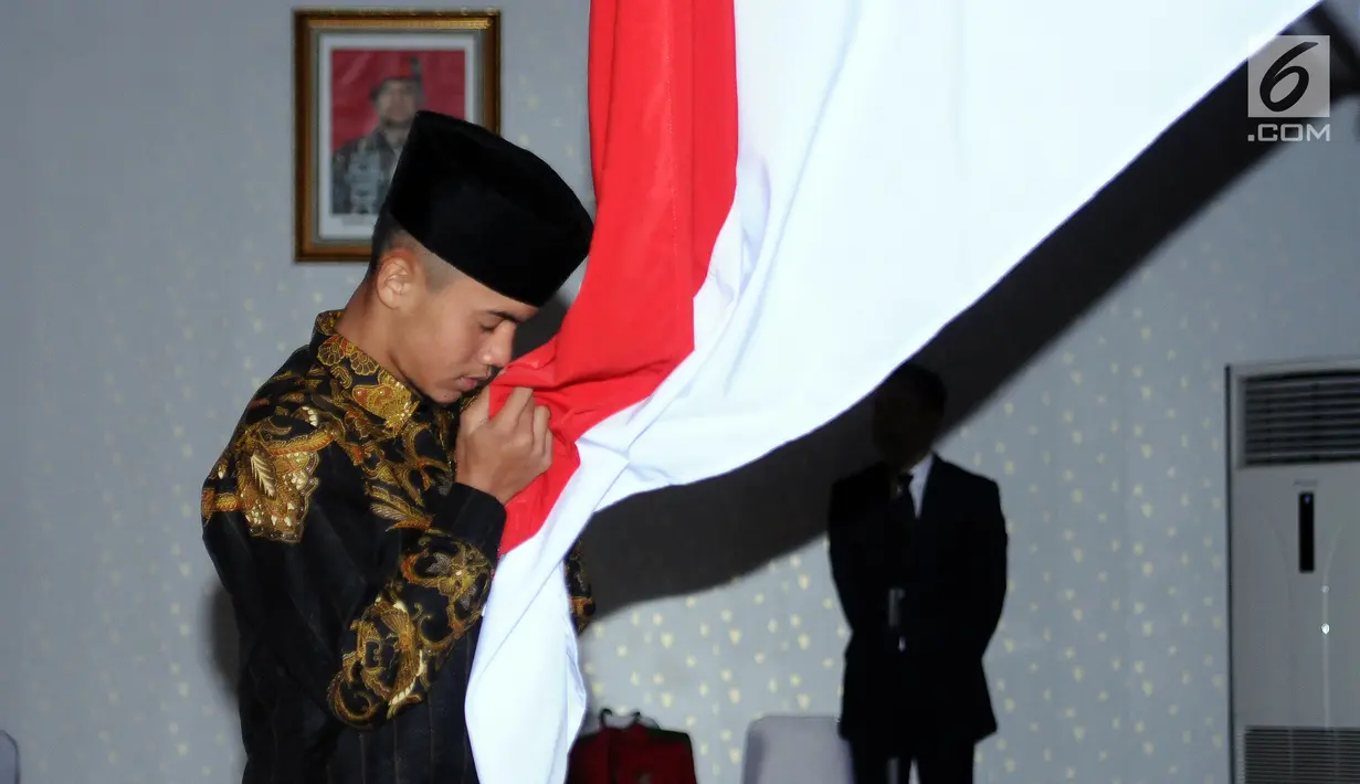 Pemain Timnas Indonesia U-16 mencium bendera Merah Putih saat upacara pelepasan di Gedung Flamboyan, Mako Kopassus, Jakarta, Kamis (6/7). Timnas U-16 akan berlaga di Piala AFF U-15 Thailand, 9-22 Juli. (Liputan6.com/Helmi Fithriansyah)