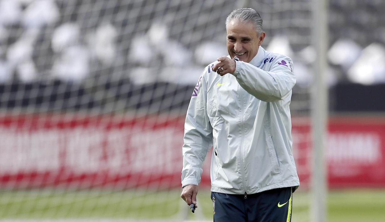 Pelatih Brasil, Tite, memimpin sesi latihan jelang laga persahabatan di Berlin, Jerman, Selasa, (27/3/2018). Brasil akan berhadapan dengan Jerman. (AP/Michael Sohn)