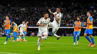 Kylian Mbappe dari Real Madrid (tengah kiri) merayakan bersama Eder Militao setelah mencetak gol pembuka dalam pertandingan La Liga Spanyol antara Real Madrid dan Valencia di Madrid, Spanyol, Sabtu, 1 November 2025. (AP Photo/Manu Fernandez)