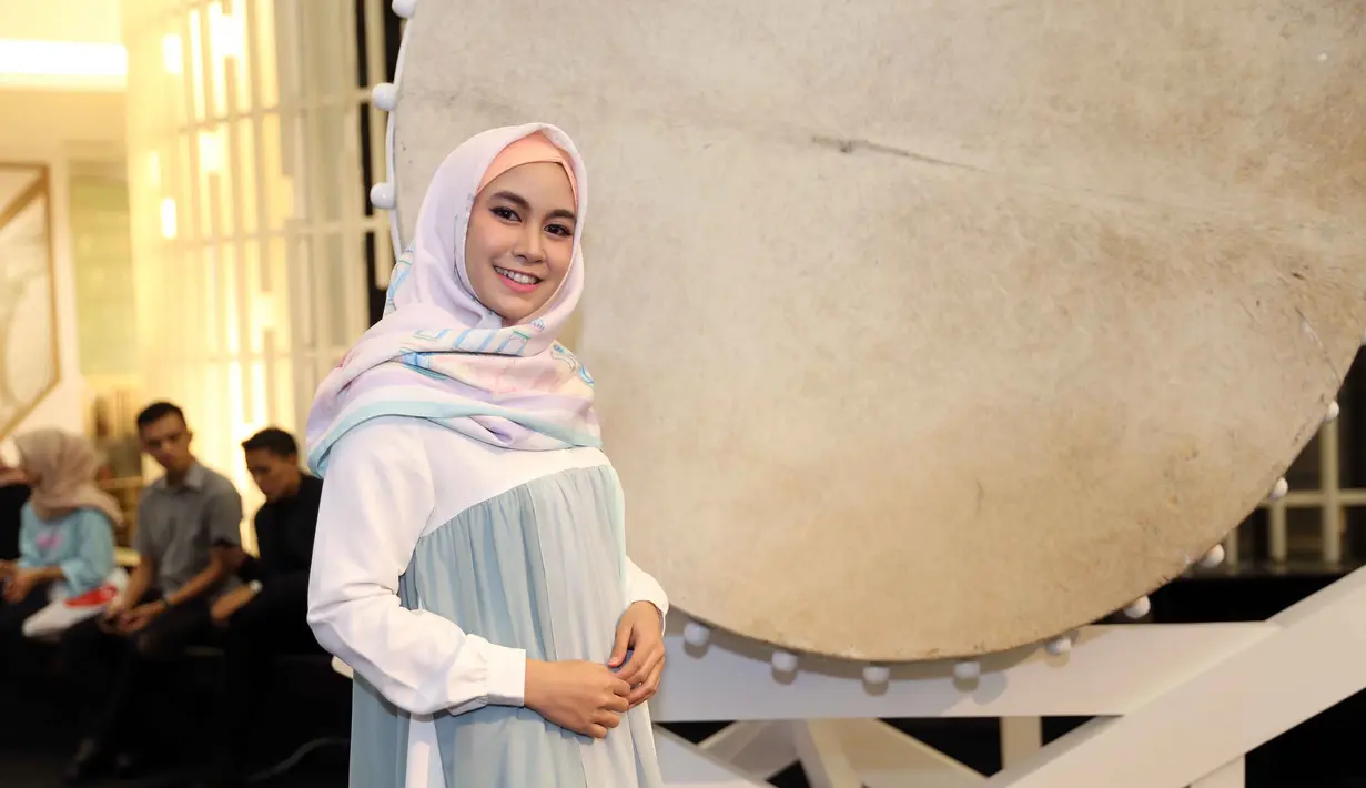 Setahun belakangan ini artis cantik Anisa Rahma mengubah tampilan berbusananya, yakni dengan mengenakan hijab. Tampak semakin cantik setelah berhijab, Anisa  pun punya pandangan sendiri soal hijab. (Nurwahyunan/Bintang.com)