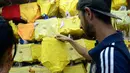 Pengunjung melihat pakaian dalam berwarna kuning yang dijual di sebuah toko di Medellin, Kolombia, Kamis (29/12). Menyambut perayaan tahun baru, celana dalam berwarna kuning banyak diburu warga Kolombia. (AFP PHOTO/Camilo GIL)