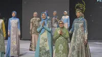 Bupati Jombang Mundjidah Wahab (baju hijau) berkolaborasi dengan  Lia Afif memamerkan hasil koleksi barunya bernama Narendramarta pada panggung Surabaya Fashion Parade 2022. (Dian Kurniawan/Liputan6.com)
