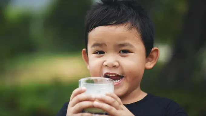 Susu sering dianggap sebagai salah satu sumber nutrisi penting untuk anak-anak.