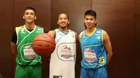 Pemain  Satria Muda Pertamina saat melakukan sesi foto pada press conference peluncuran logo klub di Fermont Hotel, Jakarta, Kamis (07/01/2016). (Bola.com/Nicklas Hanoatubun)