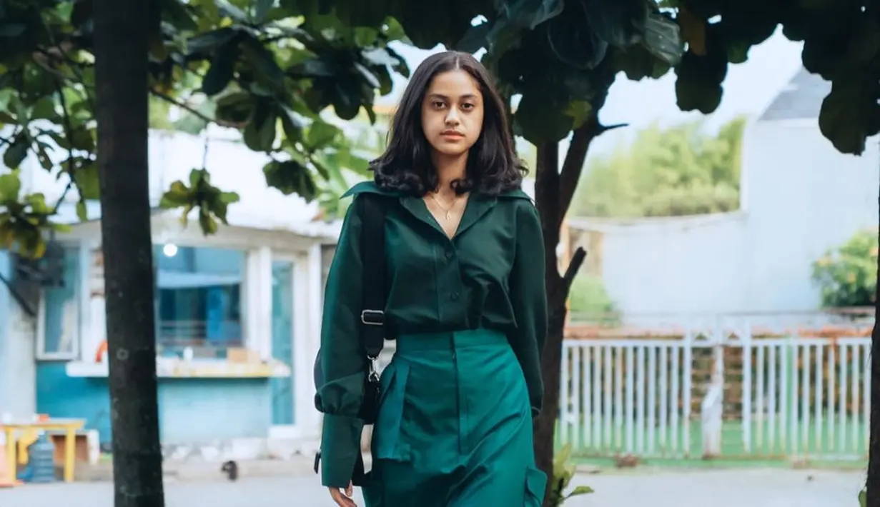 Atau tampilan monokromatik Asila dengan cargo skirt yang bikin tampilannya makin kece. [Foto: IG/therealaisamaisa].