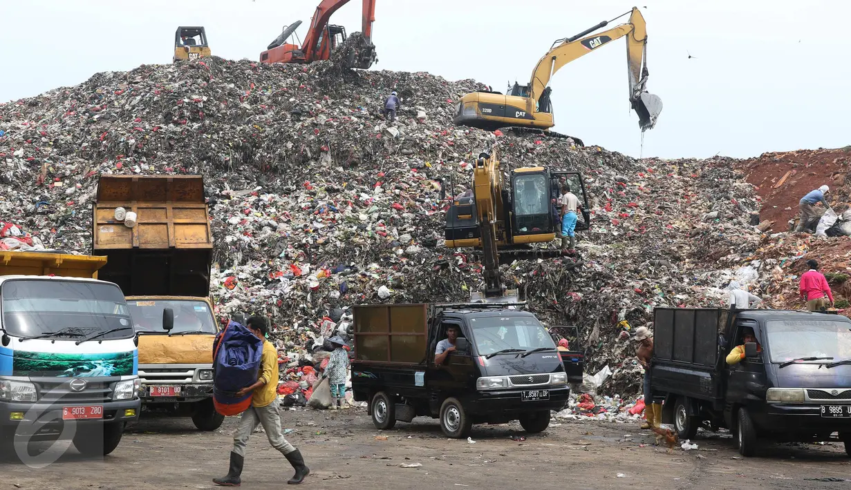 Aktivitas di Tempat Pembuangan Akhir (TPA) Cipayung, Depok, Jumat (3/6). Kepala Bidang Kebersihan Dinas Kebersihan dan Pertamanan (DKP) Kota Depok Kusumo mengatakan, volume sampah di Depok per harinya mencapai 1.200 ton. (Liputan6.com/Immanuel Antonius)