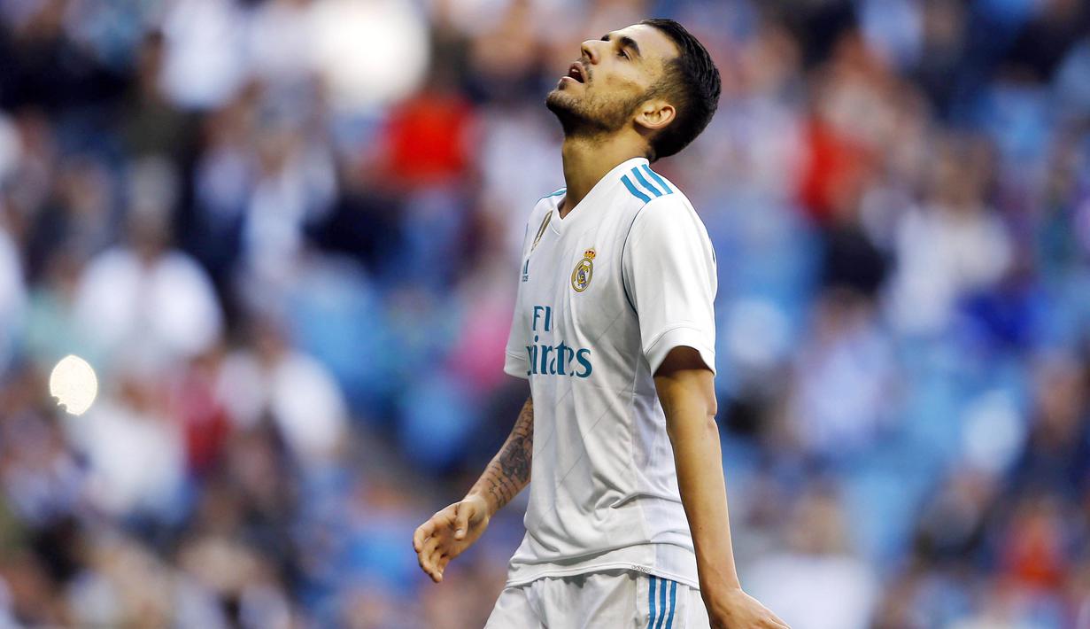 Gelandang Real Madrid, Daniel Ceballos, tampak kecewa usai gagal membobol gawang Leganes pada laga La Liga di Santiago Bernabeu, Sabtu (28/4/2018). Real Madrid menang 2-1 atas Leganes. (AP/Francisco Seco)