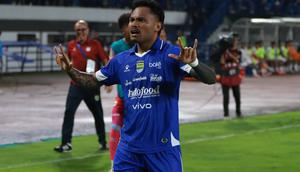 Penyerang Persib Bandung, Saddil Ramdani saat mencetak gol ke gawang Malut United. (Erwin Snaz/Bola.com)