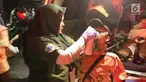 Seorang pelajar mendapat perawatan medis setelah menjadi korban dalam demonstrasi berujung ricuh di Pejompongan, Jakarta, Rabu (25/9/2019). Sebelumnya, ribuan pelajar yang melangsungkan demonstrasi di Gedung DPR terlibat bentrok dengan polisi. (Liputan6.com/Helmi Fithriansyah)