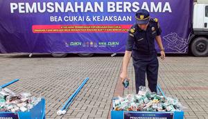 Barang-barang tersebut terdiri dari 41,5 juta batang hasil tembakau ilegal, termasuk 33,2 juta batang milik Bea Cukai dan 8,3 juta batang hasil penindakan Kejaksaan, serta 940,89 liter minuman mengandung etil alkohol (MMEA), 10 ribu gram tembakau iris, dan sejumlah barang bukti elektronik. Tampak dalam foto, petugas melakukan pemusnahan barang ilegal hasil penindakan di bidang kepabeanan dan cukai di ICE BSD City, Tangerang, Rabu (12/11/2025). (merdeka.com/Arie Basuki)