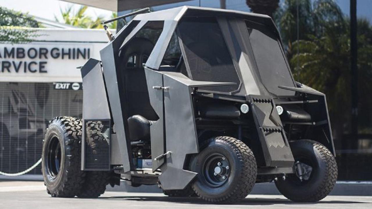 Sebuah Mobil Golf Disulap jadi Batmobile