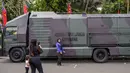 Kegiatan ini disambut antusias oleh masyakat, terutama anak-anak. Tampak dalam foto, warga berfoto bersama kendaraan militer selama Pameran Marinir Indonesia, yang menandai peringatan Hari Ulang Tahun ke-80 Korps Marinir TNI AL di Surabaya, Jawa Timur pada Minggu 9 November 2025. (JUNI KRISWANTO/AFP)