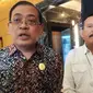 Ketua Komisi Informasi Pusat bersama Ketua Komisi Informasi Provinsi Riau. (Liputan6.com/M Syukur)