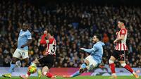 Momen pemain Man City Rayan Cherki melepas tendangan di laga kontra Sunderland pada ajang Liga Inggris. (Darren Staples / AFP)