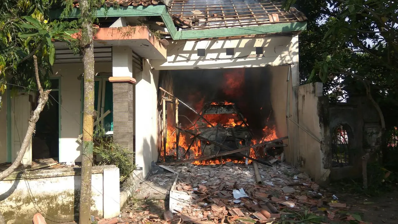 Ambulans Terbakar Bikin Panik Pegawai Puskesmas
