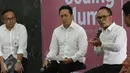 Menaker Hanif Dhakiri memberikan keterangan pers tentang Program Coding Mum, Jakarta, Jumat (24/3). Program ini ditujukan untuk memberdayakan Ibu-ibu yang menjadi Buruh Migran Indonesia (BMI) di kawasan Asia. (Liputan6.com/Angga Yuniar)