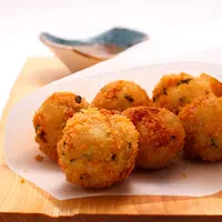 Ilustrasi bola nasi tepung goreng./Copyright shutterstock.com/g/AlinaLinaBlack