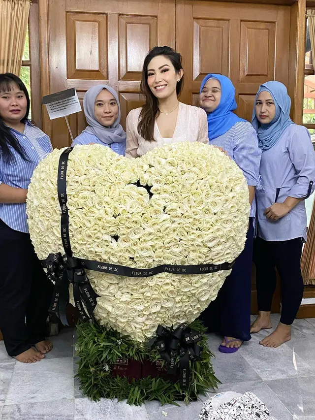 Momen Perayaan Ulang Tahun Ayu Dewi yang ke-36. (Sumber: Instagram/mrsayudewi)
