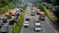 Kendaraan pengangkut melintas di JORR sekitar TB Simatupang, Jakarta, Selasa (6/9). Untuk memperlancar arus lalu lintas saat libur Idul Adha 1437 H, kendaraan pengangkut dilarang beroperasi mulai 9 hingga 12 September. (Liputan6.com/Helmi Fithriansyah)