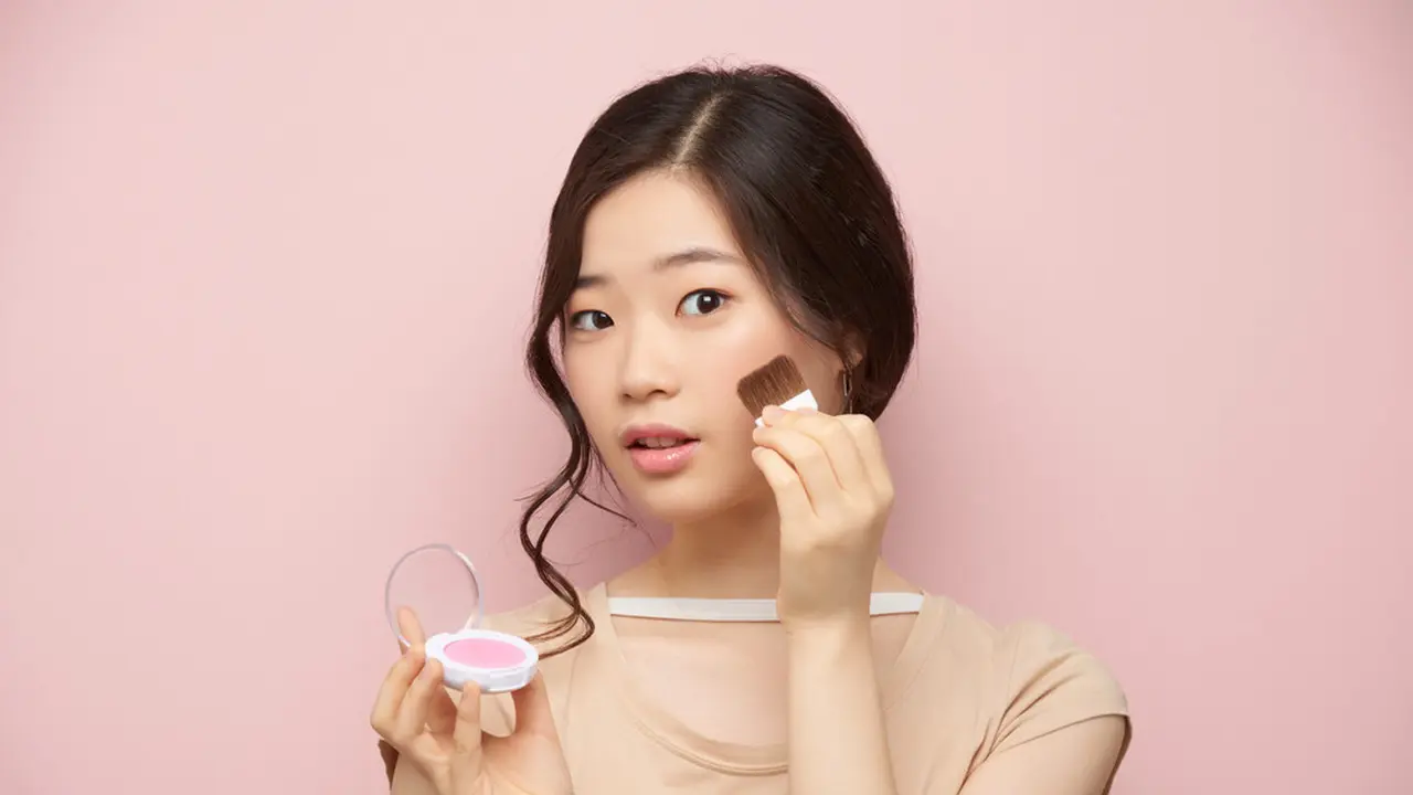Cara Instan Perbaiki Makeup yang Cakey tanpa Perlu Menghapus Riasan, Hasilnya Auto Flawless!