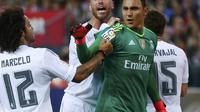 BEBERKAN - Penjaga gawang Real Madrid, Keylor Navas, membeberkan resep suksesnya menyelamatkan penalti. (REUTERS/Sergio Perez)