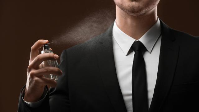 Jangan Cuma Asal Semprot, Ini Tips Layering Parfum Pria Biar Lebih Long Lasting