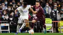Pemain Real Madrid Rodrygo (kiri) berebut bola dengan pemain Real Sociedad Andoni Gorosabel pada pertandingan sepak bola Liga Spanyol di Stadion Santiago Bernabeu, Madrid, Spanyol, 5 Maret 2022. Real Madrid menang 4-1. (PIERRE-PHILIPPE MARCOU/AFP)