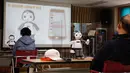 Para partisipan program pendidikan mempelajari LIKU, fasilitator pengajaran robotik di Distrik Yangcheon, Seoul, Korea Selatan (16/11/2020). Pemerintah Metropolitan Seoul bekerja sama dengan Seoul Digital Foundation untuk mendorong pendidikan digital bagi warga lansia di Seoul. (Xinhua/Wang Jingqian