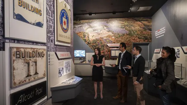 Wakil Direktur Museum di Badan Intelijen Pusat Janelle Neises memberikan tur kepada sekelompok wartawan di museum