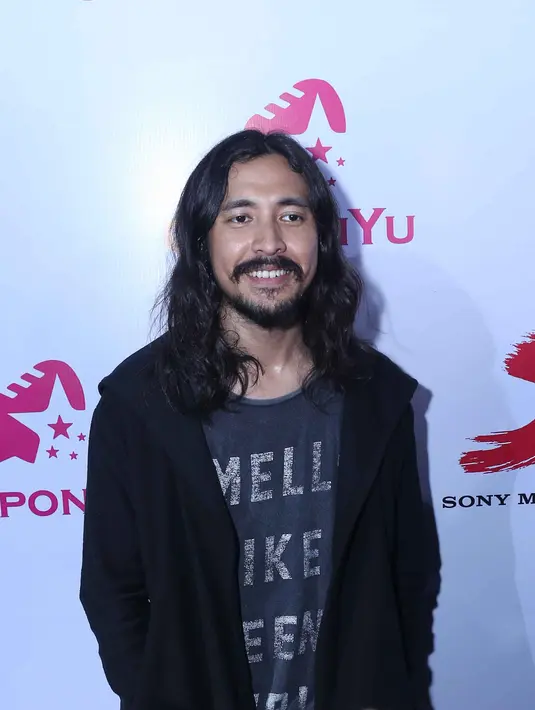 Mengenai rambut dan kumisnya yang gondrong, Cello sudah berkeinginan sejak lama. Bahkan kekasihnya juga mendukung. Tapi berbeda dengan Oma Marcello yang ingin melihat cucunya rapi dan bersih. (Nurwahyunan/Bintang.com)