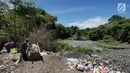 Pemulung menaruh sampah di Sungai Citarum Lama di kawasan Cicukang, Bandung, Jawa Barat, Rabu (3/4). Pemerintah berencana merevitalisasi Sungai Citarum dalam enam tahun ke depan. (Liputan6.com/Herman Zakharia)