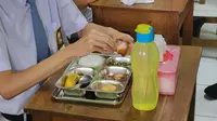 Menteri Koordinator Pembangunan Manusia dan Kebudayaan (Menko PMK) Pratikno bersama Penjabat (Pj) Gubernur Jakarta Teguh Setyabudi meninjau pelaksanaan Makan Bergizi Gratis atau MBG di Sekolah Luar Biasa (SLB) Cahaya Jaya, Kelapa Gading, Jakarta Utara, Senin (13/1/2024). (Liputan6.com/Winda Nelfira)