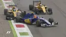 Pebalap Renault, Jolyon Palmer (kiri), dan pebalap Sauber, Felipe Nasr, terpaksa harus keluar dari balapan F1 GP Italia setelah bersenggolan di lap ke-2 di Sirkuit Monza, Italia, Minggu (4/9/2016). (Bola.com/Twitter/F1)