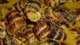 Gulai siput ini merupakan makanan khas Tanjungpinang, Kepuluan Riau yang hanya bisa dijumpai di bulan Ramadan. Menu yang dihidangkan sebagai lauk saat buka puasa ini banyak digemari oleh masyarakat setempat karena rasanya yang gurih dan lezat. (Istimewa)