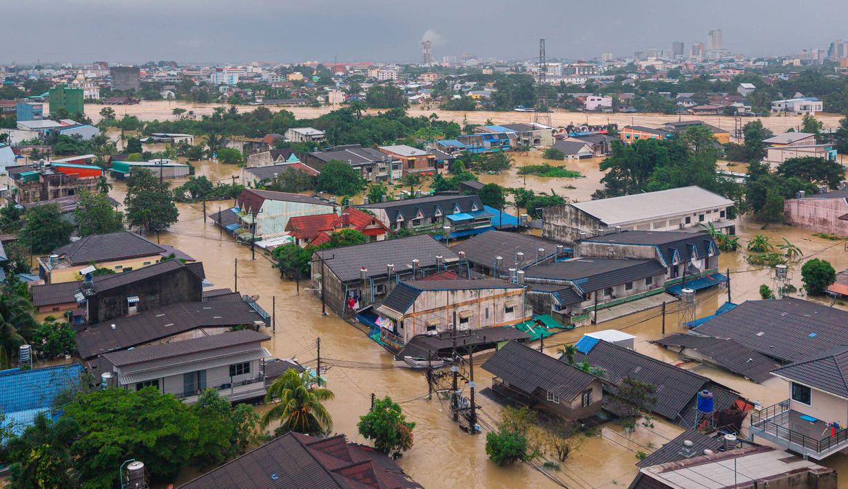 Keadaan darurat telah diumumkan di Provinsi Songkhla, Thailand selatan, pada 25 November 2025, setelah badan meteorologi memperkirakan akan terjadi hujan lebat dan kemungkinan banjir bandang minggu ini. Tampak foto udara yang diambil pada 26 November 2025 menunjukkan banjir merendam bangunan-bangunan perumahan di Hat Yai, Provinsi Songkhla, Thailand selatan. (Arnun Chonmahatrakool/THAI NEWS PIX/AFP)