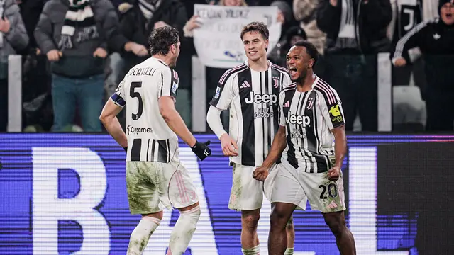 Lois Openda (kanan) merayakan golnya di laga Juventus vs AS Roma di pekan ke-16 Liga Italia 2025/2026 di Allianz Stadium, Minggu (21/12/2025). (Fabio Ferrari/LaPresse via AP)