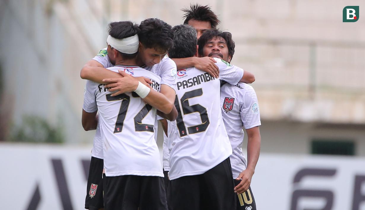 <p>Para pemain Malut United berpelukan merayakan hasil imbang 2-2 setelah berakhirnya laga ketiga Grup Y babak 12 besar Pegadaian Liga 2 2023/2024 menghadapi FC Bekasi City di Stadion Singaperbangsa, Karawang, Kamis (18/1/2024). (Bola.com/M Iqbal Ichsan)</p>