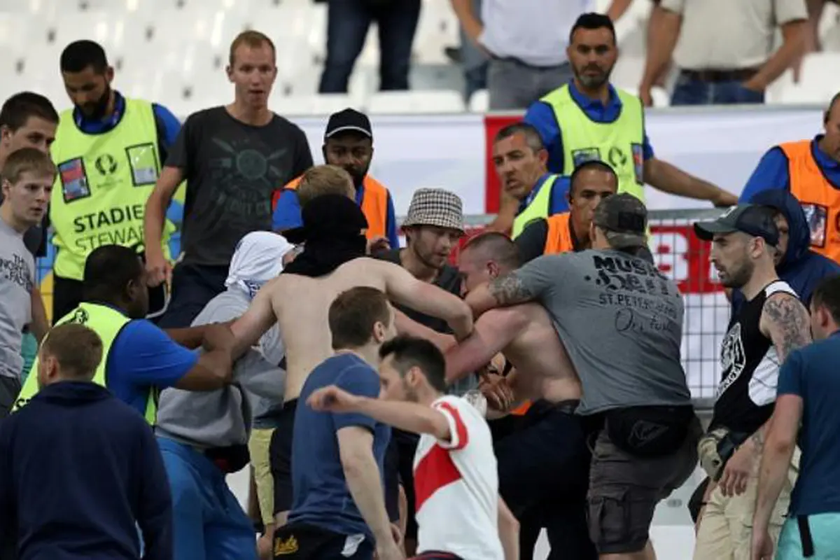 Fans Inggris dan Rusia