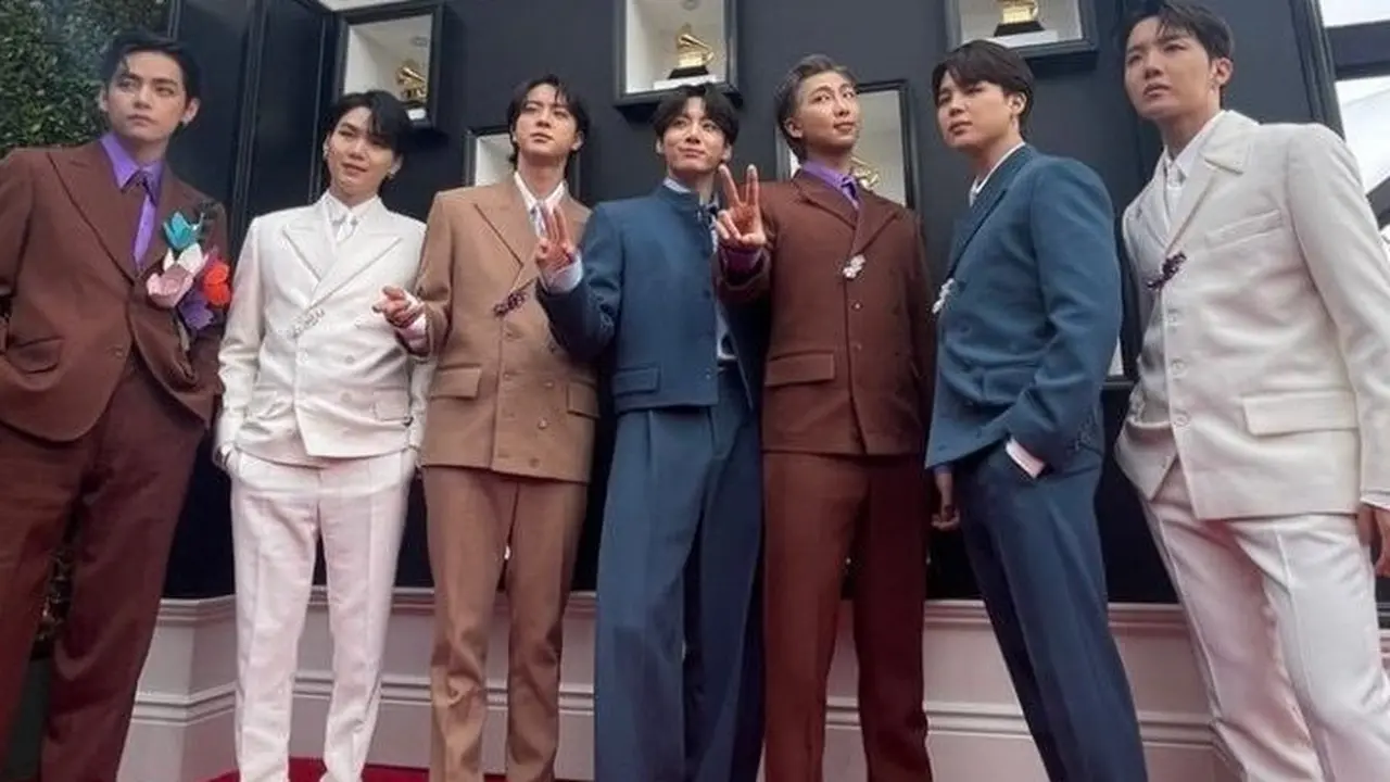 BTS Tampil dengan Setelan dari Louis Vuitton di Grammy 2022