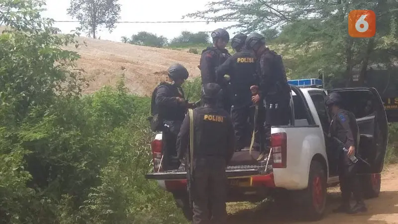 Personel Brimob di perbukitan Kelurahan Mamboro Barat dalam operasi pengejaran seorang terduga teroris