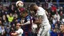 Striker Real Madrid, Karim Benzema, mencetak gol ke gawang Eibar pada laga La Liga di Stadion Santiago Bernabeu, Sabtu (6/4). Real Madrid menang 2-1 atas Eibar. (AFP/Gabriel Bouys)