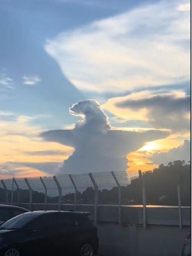 Fenomena Awan Unik Mirip Godzilla Ini Bikin Netizen Takjub, Bentuknya Lucu