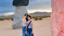 Bak kakak-adik, Ayu Ting Ting bergaya kembar Bersama sang putri. Ayu dan Bilqis sama-sama mengenakan tank top putih dan midi denim pants, kaus kaki putih yang tinggi, dan sneakers putih yang serasi. [Foto: Instagram/ayutingting92]