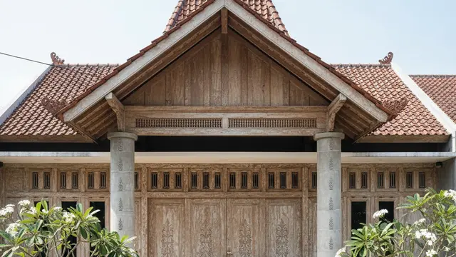 Model Teras Rumah Adem Ala Rumah Kampung Modern. AI