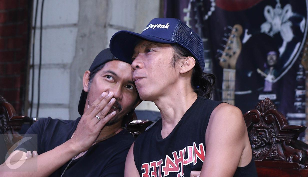 Ridho dan Bimbim saat menggelar konferensi pers peluncuran album Slank berjudul ' Palalopeyank', Jakarta, Selasa (7/2). (Liputan6.com/Herman Zakharia)