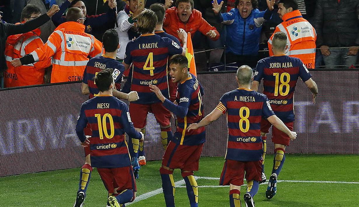 Para pemain Barcelona merayakan gol yang dicetak Gerard Pique ke gawang Real Madrid pada laga La Liga di Stadion Camp Nou, Barcelona, Minggu (3/4/2016) dini hari WIB. Barcelona sempat unggul 1-0 atas Real Madrid. (AFP/Pau Barrena)